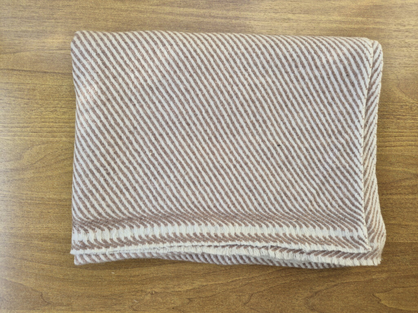 Fein gestreifter Kaschmir-Schal von LWH | helles Kupfer & Creme | 66×206cm